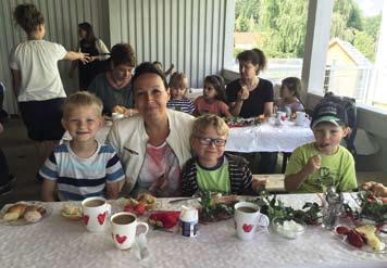 26 KindergartenSt. Josef Aktuelles aus der Deininger KITA Die Mamas freuten sich über das Verwöhn-Frühstück mit ihren Kids in der Kindertagesstätte.
