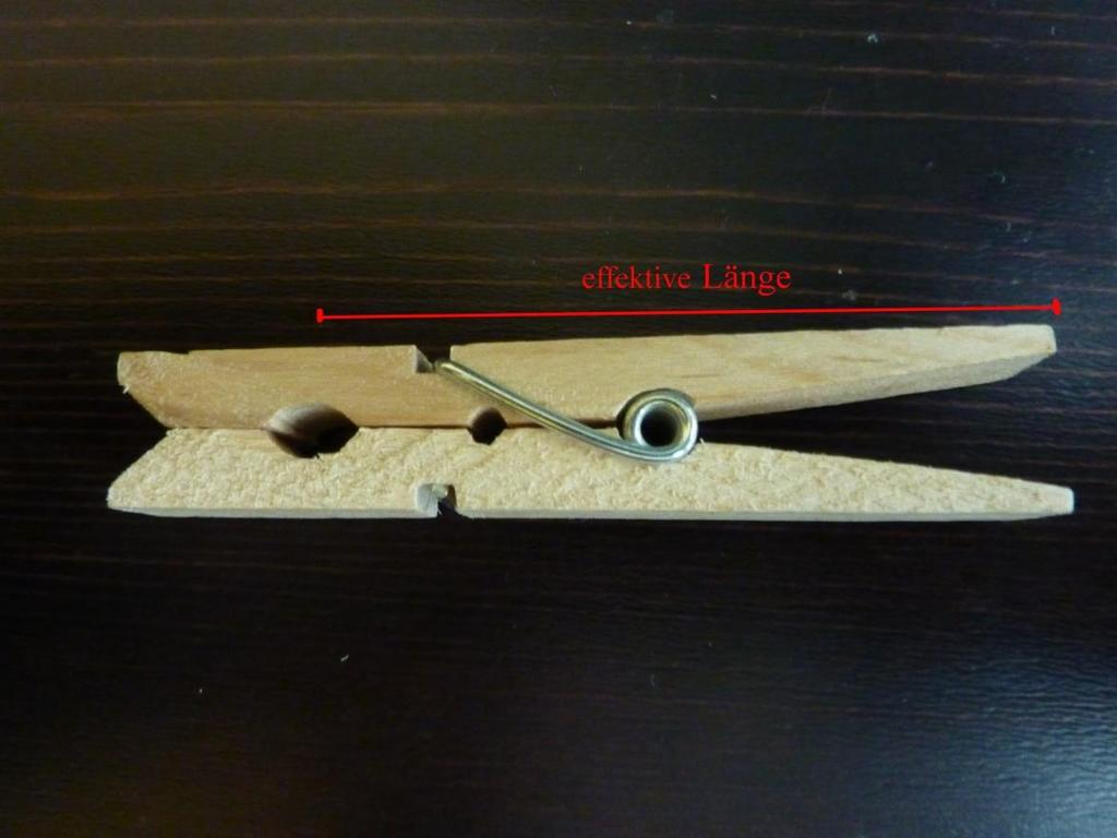 Zunächst werden zwei bis drei Stifte auf horizontaler Ebene mit dem Klebeband zusammengeklebt.