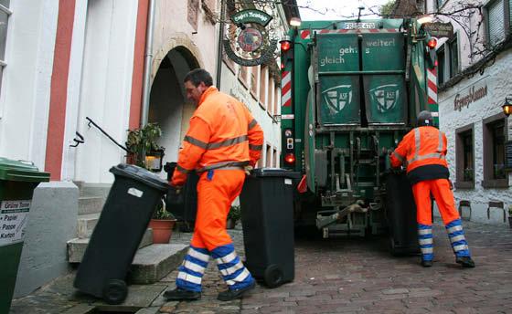Fokus Bei der Freiburger Abfallwirtschaft GmbH wird Müll säuberlich getrennt. Hier werden Restmülltonnen in der Freiburger Altstadt geleert.