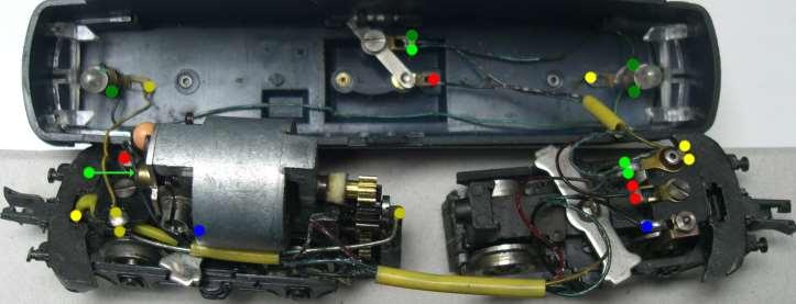 Bei Oberleitungsbetrieb (Stellung O) fließt der Strom vom Dachstromabnehmer, bei Unterleitungsbetrieb (Stellung U) von der Stromabnehmerfeder des Motordrehgestells (rot) über das Leerlaufdrehgestell