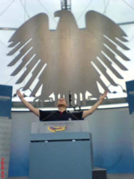 Die Bundestagsarena befand sich vor dem Paul-Löbe-Haus gegenüber des Bundeskanzleramtes. Der Kuppelbau spiegelt die Kuppel des Reichstages wieder. Bildquelle: www.bundestagsarena.