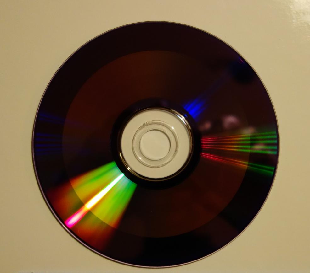 d a d i a b Abbildung 2: Foto einer nicht vollständig beschriebenen DVD. Die Daten befinden sich im inneren Bereich (a), wohingegen der Randbereich (b) nicht beschrieben ist.