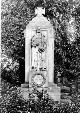 Das Denkmal wurde 1921 neben der Burger Kirche errichtet. Zum Ende des Zweiten Weltkrieges wurde der Soldat vom Denkmal abgenommen und vergraben.