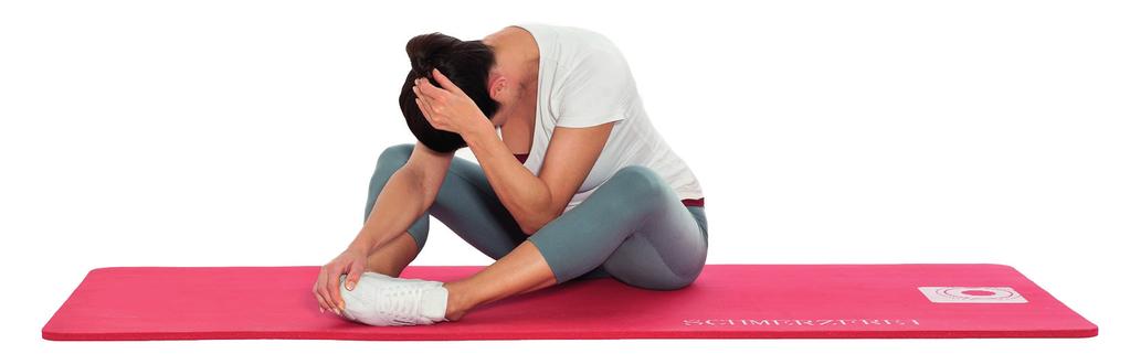1. Schmerzfrei-Übung Schritt 1: Du sitzt auf dem Boden, die Beine sind etwas angewinkelt und die Fußsohlen liegen locker aneinander.