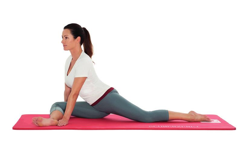 2. Schmerzfrei-Übung Gesäß - rechte Seite Schritt 1: Setze dich mit ausgestreckten Beinen auf den Boden.