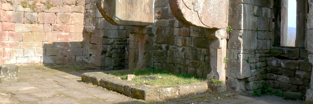 Auffällig auch die plötzlichen, senkrecht verlaufenden Übergänge zwischen verschiedenen Steinlagen, die auf spätere An- oder Umbauten schließen lassen und an vielen Stellen der Burg immer wieder
