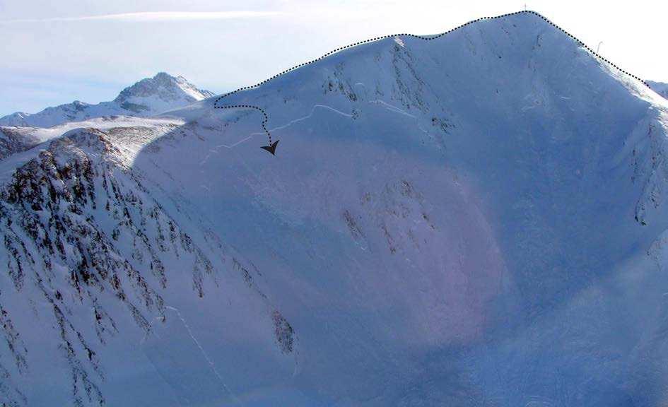 Abbildung 53: Piz Munschuns (Samnaun/GR, 03.03.2015): Blick auf die rund 200 m breite Lawine mit der Aufstiegsund Abfahrtsspur des Skifahrers (gestrichelte Linie).