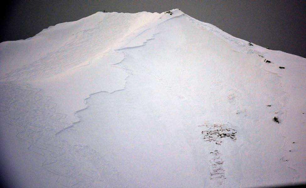 Abbildung 65: Gipfelbereich des Vilan mit dem Lawinenanriss und Spuren vom Unfalltag, aufgenommen am Unfalltag (Foto: