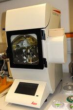 Mikroskops wird ein Wolframdraht zum Glühen gebracht, dadurch werden Elektronen frei (Kathode, welche durch ein starkes elektromagnetisches Feld (Anode beschleunigtwerdendurchmehrerelinsenwird der