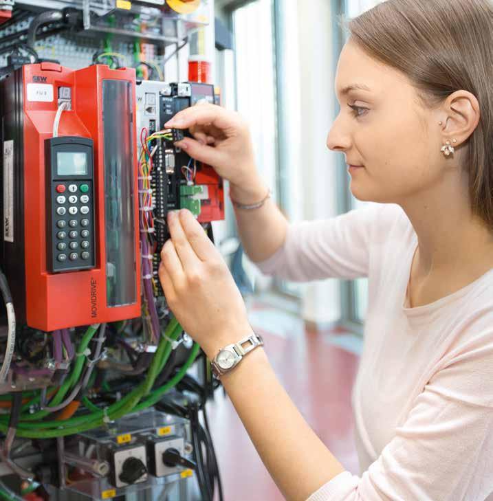 10 11 Bachelor of Engineering Mechatronik Technische Zusammenhänge begeistern dich? Du interessierst dich für die Schnittmenge von Maschinenbau, Elektrotechnik und Informatik?