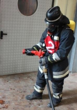 Der Befehl enthält sinngemäß folgende Angaben: Einheit und Auftrag sowie bei Bedarf Mittel, Ziel und Weg. Der ASTRF wiederholt: ASTRF : Atemschutztrupp zur Brandbekämpfung mit HD-Rohr in 2.