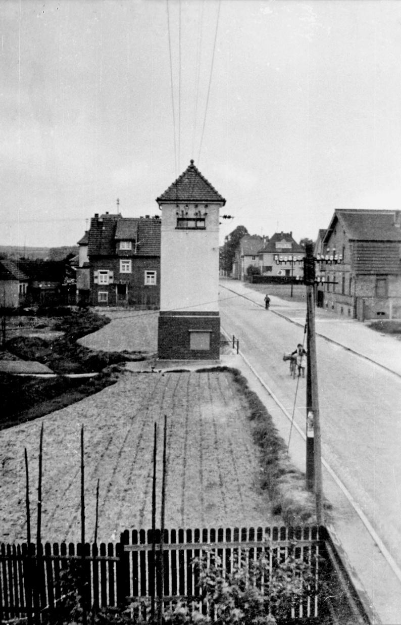Der Hessenplatz Der Platz war um 1950 noch Ackerland, das am Esel hieß, und durch das der offene Weihergraben floss. Die Bahnstraße war nur geschottert und hatte viele Baulücken.
