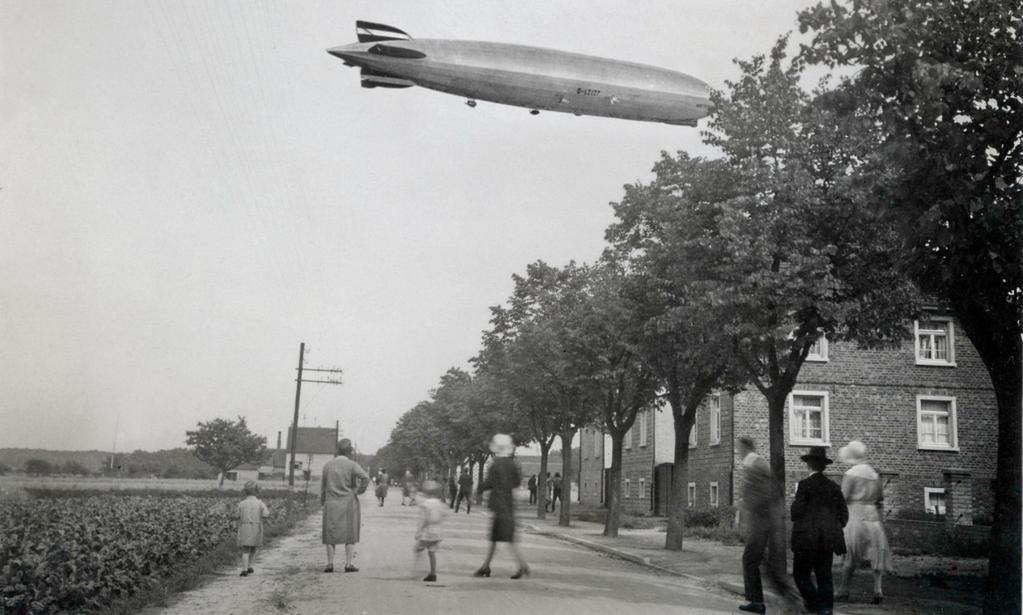 Der Zeppelin über Erzhausen Am 30.7.1930 überflog LZ127 die Bahnstraße. Aufnahmestandort: etwa Heegbach Apotheke.