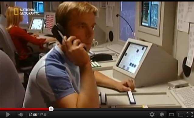 4 (Fluglotse Peter Nielsen im Film wenige Minute vor der Flugzeugkatastrophe) Frage 15: Warum wurde Peter Nielsen nicht informiert, daß das Radar-Kollisions- Warnsystem (akustische STCA) nicht