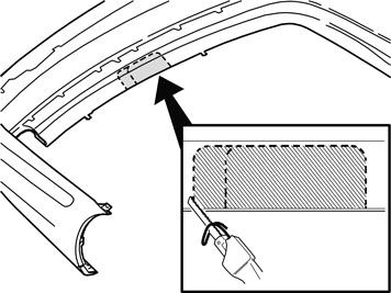 Die hintere Stoßstange entfernen. H8600645 8 Wie abgebildet einen Schlitz für die Anhängerkupplung in der Stoßstange herausschneiden (die Schnittlinie ist markiert).