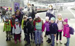 KINDER Ein aufregender Ausflug ins Paläontologische Museum Ganz früh am Morgen trafen sich 13 große Kinder aus der Sternschnuppengruppe vom Kindergarten St. Pantaleon am Freisinger Bahnhof.