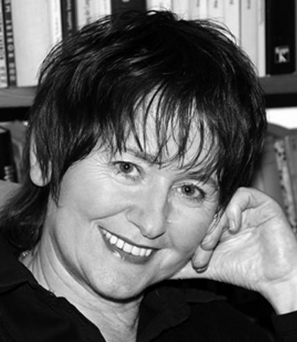 Foto: privat DIE AUTORIN Monika Feth wurde 1951 in Hagen geboren. Nach ihrem literaturwissenschaflichen Studium arbeitete sie zunächst als Journalistin und begann dann, Bücher zu verfassen.