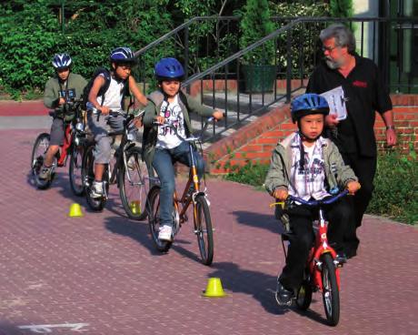 18 Kinder lernen Fahrrad fahren Radfahrausbildung in der Schule In der Schule absolvieren die Kinder im 3. und 4. Schuljahr die Radfahrausbildung.