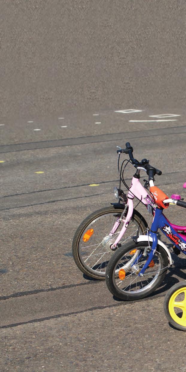 4 Kinder lernen Fahrrad fahren Nach Rutschauto, Laufrad und