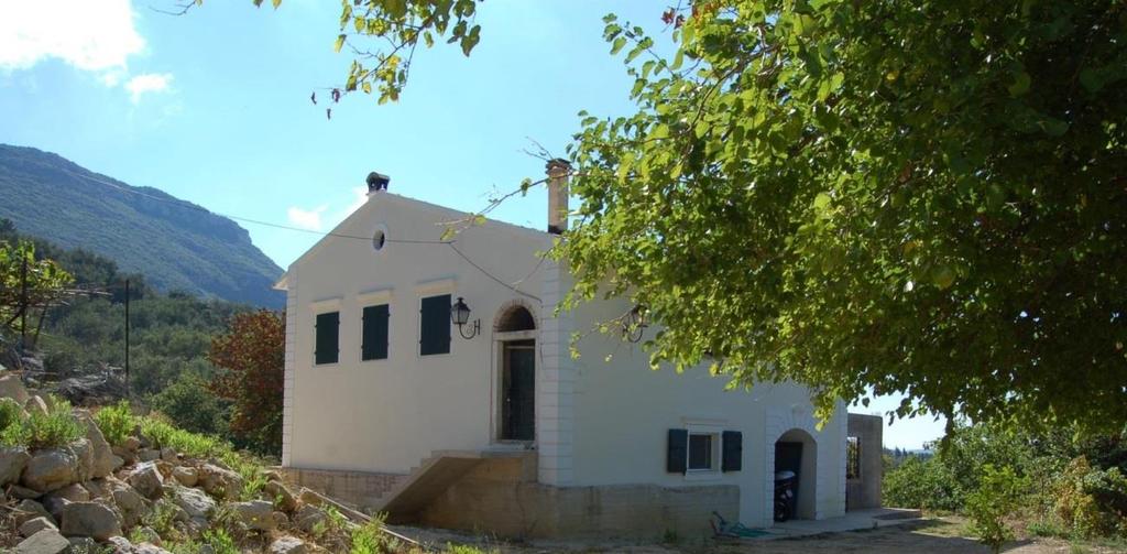 Meer-Panorama-Landschafts-Grundstück mit alter Steinhaus-Villa und Kapelle auf Korfu Villa 1 Historische Villa: Baujahr 19 Jh.