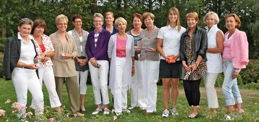Ladies Team-Cup Lippstädter Golfladies schlugen sich prächtig Auch in diesem Jahr übernahm das Lippstädter Ladies-Team den Wanderpokal als bestes der beteiligten vier Golfclubs.