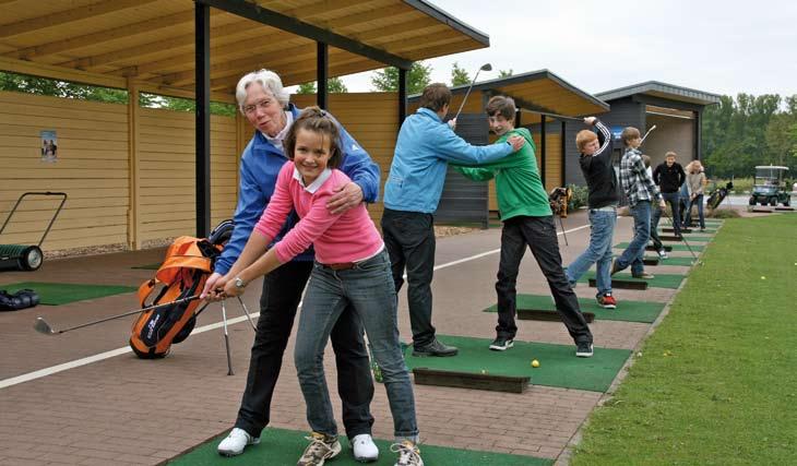 Auf dem Stundenplan steht Golfen Schulen kooperieren mit unserem Golfclub. Die jungen Teilnehmer sind mit großer Begeisterung dabei.