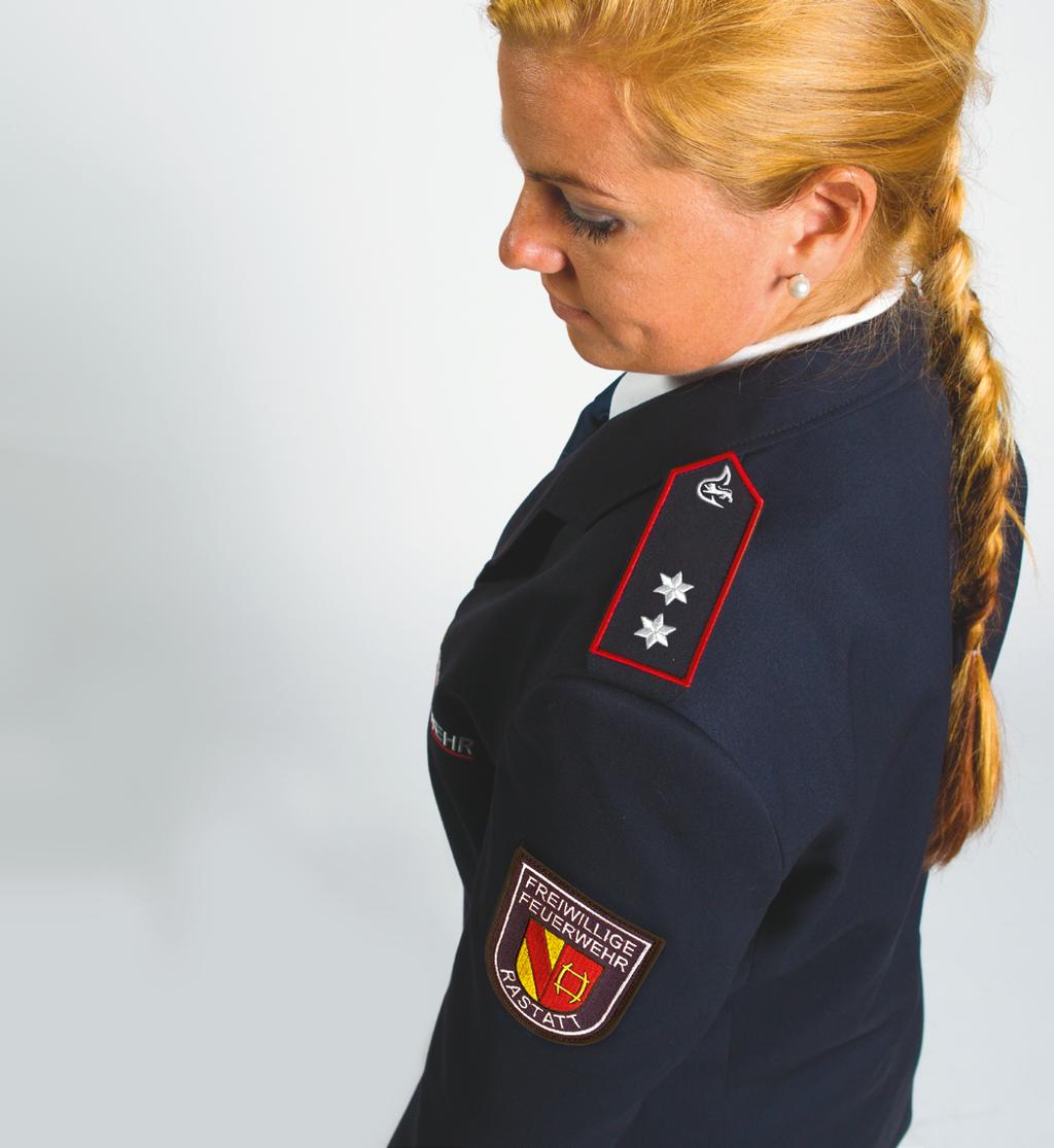ORDEN UND ABZEICHEN // 40 FREIWILLIGE FEUERWEHR Die Schulterklappen von Feuerwehrangehörigen im Ehrenamt haben immer eine rote Umlaufbiese.