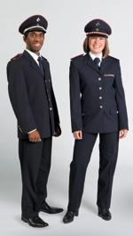 Pumps MANN blaue Uniformjacke weißes Kurzarmhemd mit Variokragen Krawatte schwarze Hose FRAU weiße Kurzarmbluse mit Variokragen (ohne Krawatte/Halstuch) schwarze Hose oder Rock