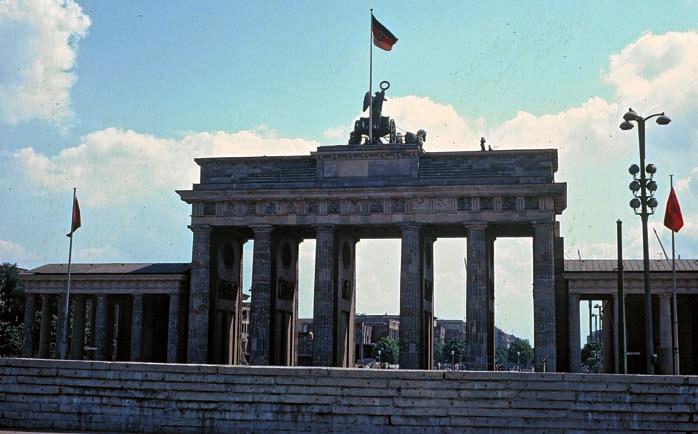 BFA.HauptSache 47 Berlin, Berlin! Wir fahren nach Berlin! Über die Anfänge der Berlin-Seminare nach dem Mauerbau Brandenburger Tor - Juni 1963 1961 endete die Sommerpause der BFA Mitte August. Am 22.