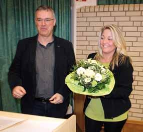Natascha Bertram wurde hier stellvertretend von Theusner mit einem Blumenstrauß als Dank für die Organisation des Neujahrsempfangs und der Jahreshauptversammlung bedacht.