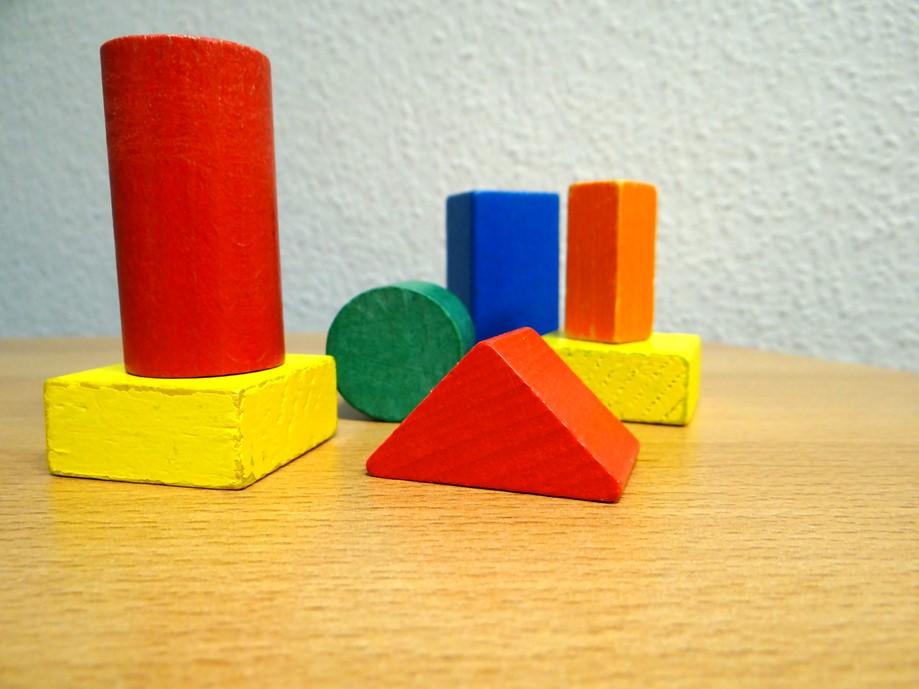 Formen 9 Das Erraten von Formen Gegenstände in verschiedenen Formen Bei diesem Spiel suchen Sie kleine Gegenstände in verschiedenen Formen, zum Beispiel Bauklötze, zusammen.