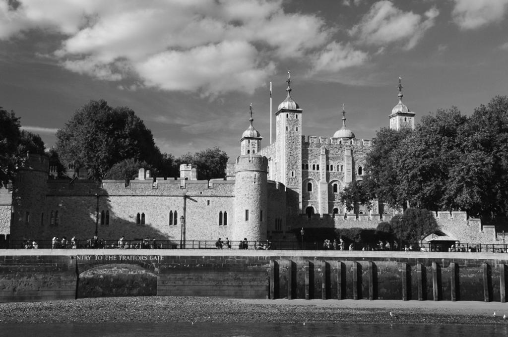 3 THE TOWER OF LONDON Enjoy a wonderful day out at the Tower of London*, one of the world s major tourist attractions.