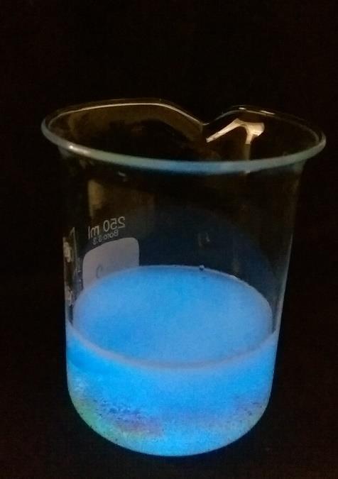 Kaliumhexacyanoferrat-(III) EUH032 Luminol H: 315, 319, 335 P: 261, 305+351,+338 Materialien: Chemikalien: Durchführung: 2 Bechergläser, Glasstab, Spatel Wasser, Natriumhydroxid, Luminol,
