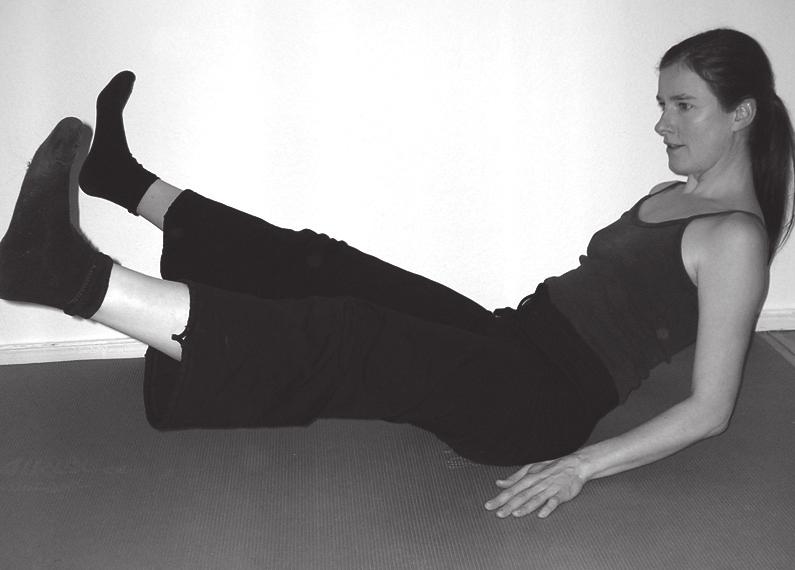 Übung 3: Setzen Sie sich auf den Boden; strecken Sie Ihre geschlossenen Beine nach vorne aus. Heben Sie die Beine jetzt leicht vom Boden ab und grätschen Sie sie.