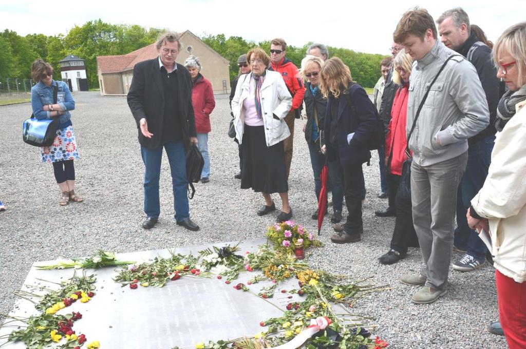 Bei der Exkursion in die Gedenkstätte Buchenwald auf dem ehemaligen Lagergelände vor der Gedenktafel