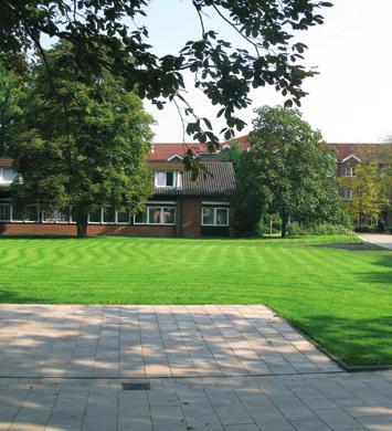 Im Ortsteil Dingden befindet sich in der Akademie Klausenhof die zweite Außenstelle der Fachhochschule für Finanzen.