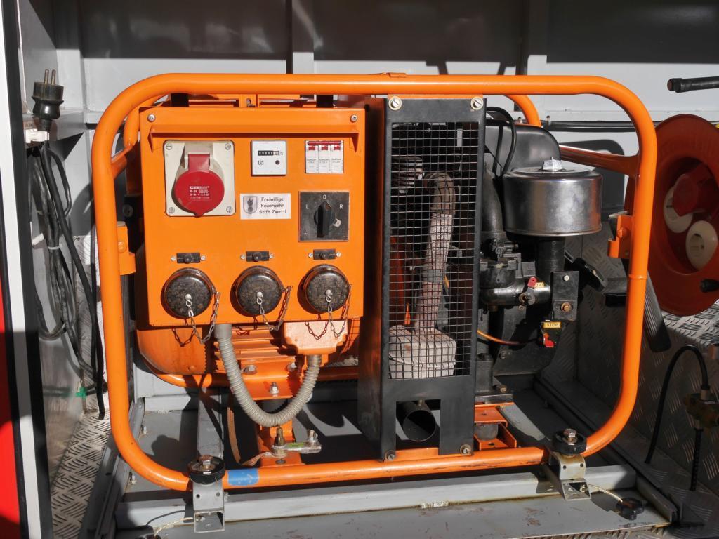 Stromerzeuger: Hersteller: BOSCH Type: BDKA8 Spannung: 400 V/230 V Leistung: 8,5 kva mit Polwendeschalter Benzinmotor Betriebsstunden: ca.