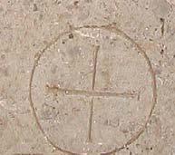 zugleich auf die christliche Auferstehungshoffnung. 116 Sie sind aber insgesamt ein eher seltenes Gestaltungsmerkmal auf den Grabplatten. Kreuze finden sich auf den Platten: 1.13, 2.7, 5D, 5.6, 7.