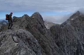 16 17 16 Auf Tour Auf Tour Jubiläumsgrat Die Zugspitze By Fair Means Über die Jubiläumsgrat-Route schreiben Ralf Gantzhorn und Moritz Attenberger in ihrem Tourenführer / Bildband Himmelsleitern 50