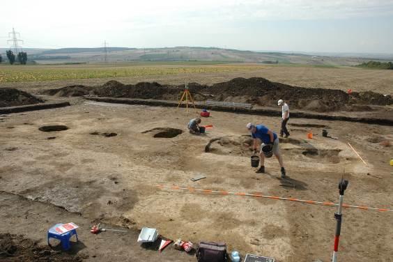 ERGEBNISSE Auf der ausgesteckten und abgezogenen Grabungsfläche konnten drei Grubenhäuser (Objekt Nr. 42, 43 und 44), eine rechteckige Grube (Objekt Nr. 45) und vier Speicher- bzw.
