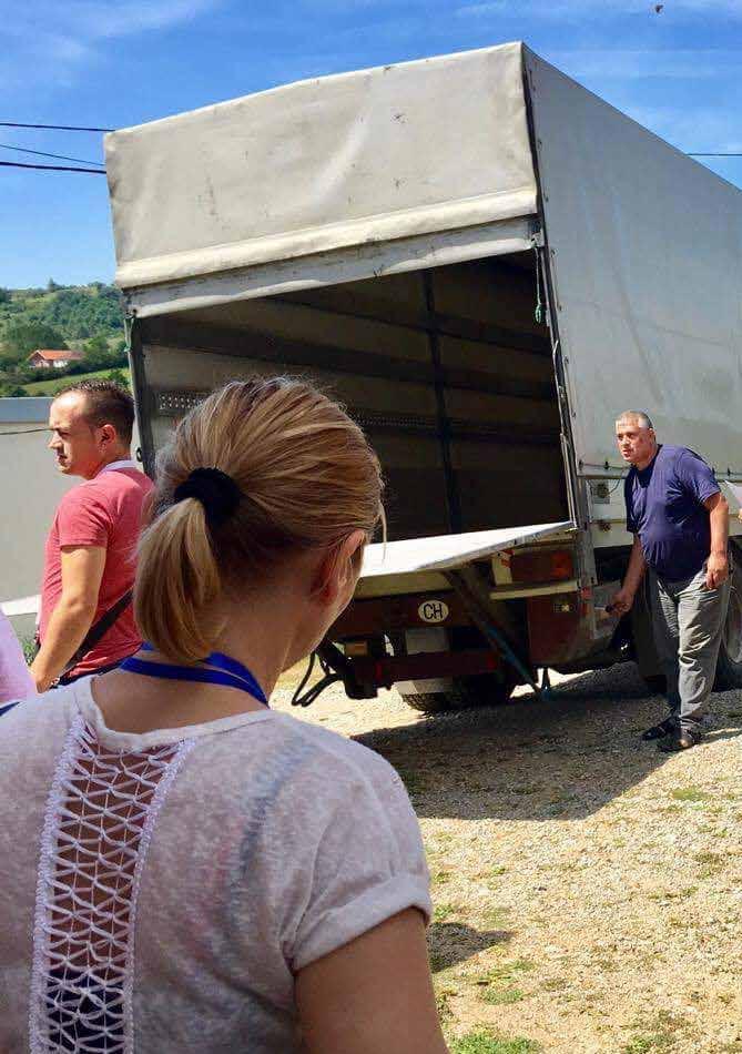 European Union Election Observation Mission Kosovo 2017 Izborna promatračka misija u Kosovu 2017 S bijelom i safarikafeckom EU-vestom na 2 izborni dani u 2 regija i na ukupno 25 izbornih mjest U