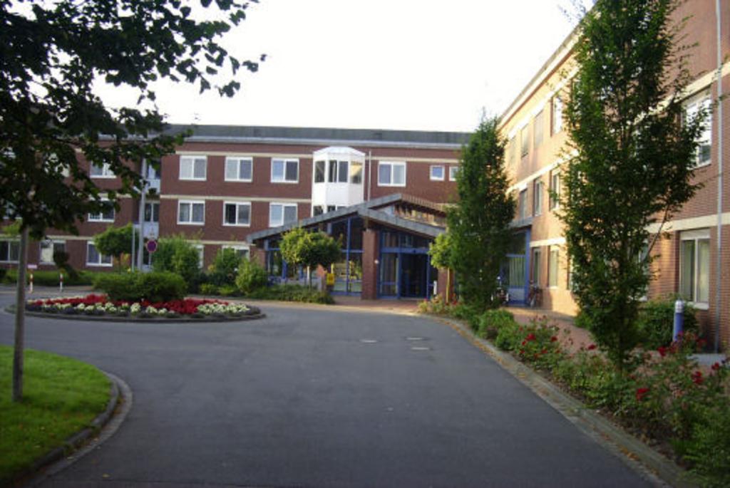 Einleitung Abbildung: Eingangsbereich des Krankenhauses Die Krankenhaus Wittmund ggmbh ist ein kommunales Krankenhaus, deren alleiniger Gesellschafter der Landkreis Wittmund ist.