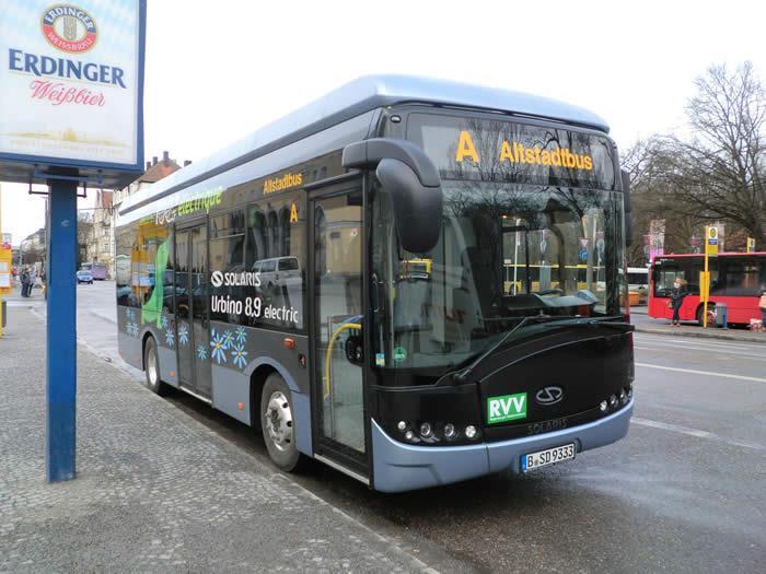 Elektrobusse in Regensburg - Chronologie März 2015 Test eines Elektrobusses (Solaris) Juni 2015 Wiener Linien stellt einen Elektrobus der Firma Rampini für einige Monate