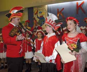 11 Uhr zieht der über kilometerlange Karnevalszug mit über 30 Wagen, Gruppen, Musikvereinen und Trommlercorps durch Kapellen.