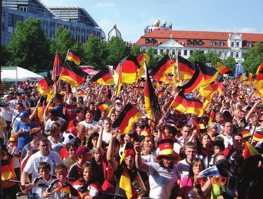 22 PRO MAGDEBURG >>> AKTIONEN WM Fieber Magdeburg 2006 Das Fußballfest der Kulturen Die FIFA WM 2006 in Deutschland war ein einmaliges Ereignis.