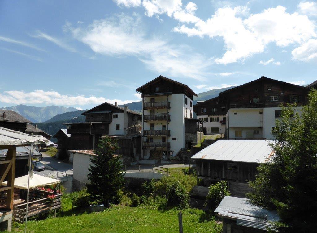 FERIEN- UND WANDERGEBIET Das kleine Bergdorf Waltensburg liegt 1000 m ü M. und ist geprägt von reich mit Blumen geschmückten, alten Bauernhäusern und Ställen.