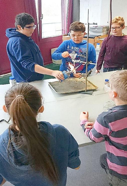 Brennbarkeit von Metallen. Vom 06. bis zum 07.02.2018 wurden an der Realschule plus Langenlonsheim Experimentiertage für die 4. Klassen der naheliegenden Grundschulen durchgeführt.
