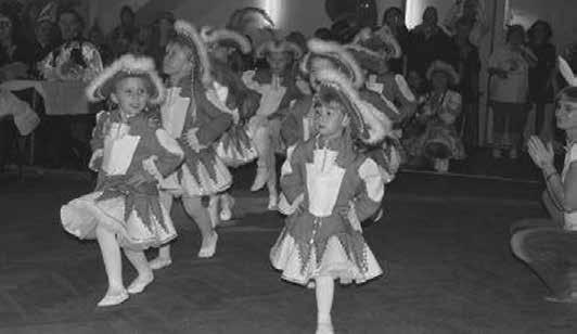 Karneval, wie ihn jeder kennt und wie es ihn schon seit fast 60 Jahren bei uns im Dorf gibt, mit Elferrat, Kanonieren und den schönsten Beinen des Dorfes, der Tanzgarde.