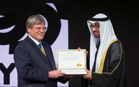 1 Ryan Carter / Crown Prince Court Abu Dhabi 1 Zayed Future Energy Prize 2014 für Fraunhofer ISE: Prof. Eicke R. Weber (li.), Scheich Mohammed Bin Zayed Al Nahyan (re.). Preise und Ehrungen Dirk Kranzer M.