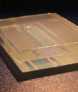 Hierbei werden die Solarzellen aus Lösungen innerhalb eines durch niedrigschmelzende Glaslote hermetisch versiegelten Moduls erzeugt; Vakuumprozesse und eine Laminierung der Module entfallen.